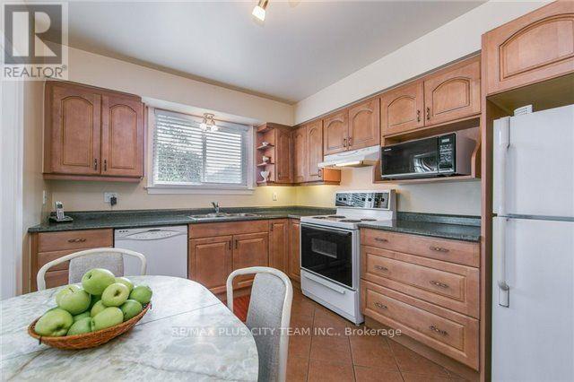 5 Breadner Drive, Toronto, Ontario  M9R 3M3 - Photo 7 - W12854586