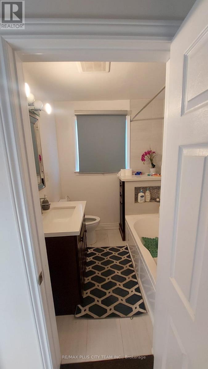 5 Breadner Drive, Toronto, Ontario  M9R 3M3 - Photo 8 - W12854586