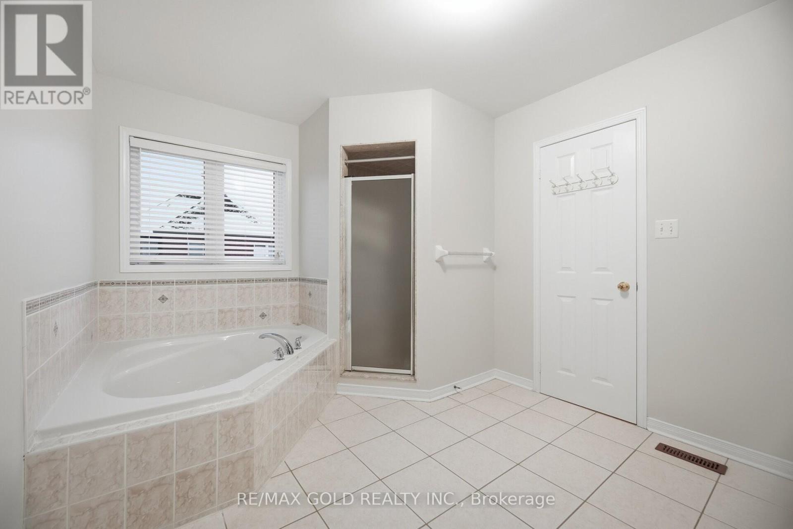 14 Ledgerock Road, Brampton (Bram East), Ontario  L6P 2L7 - Photo 17 - W12854630