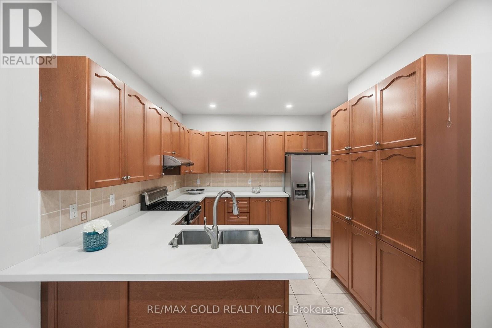 14 Ledgerock Road, Brampton (Bram East), Ontario  L6P 2L7 - Photo 8 - W12854630