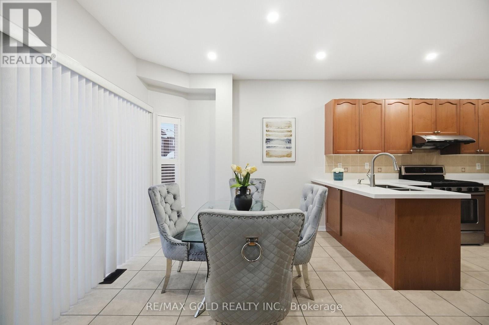 14 Ledgerock Road, Brampton (Bram East), Ontario  L6P 2L7 - Photo 9 - W12854630