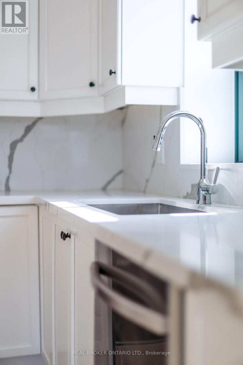 404 - 5 Ogilvie Street, Hamilton, Ontario  L9H 2S1 - Photo 8 - X12854532