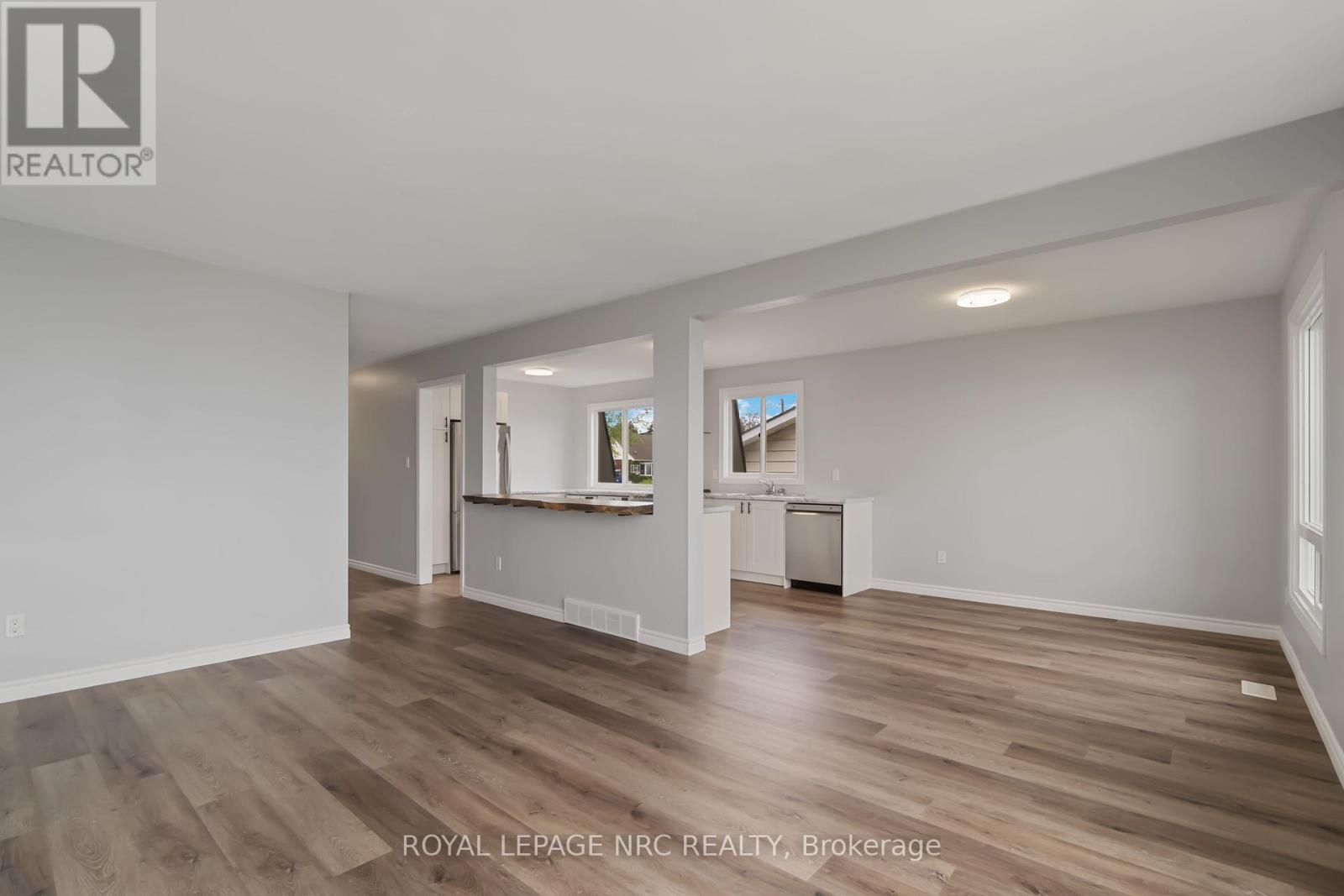 Upper - 46 Lakeside Drive, Grimsby, Ontario  L3M 2L2 - Photo 3 - X12854556