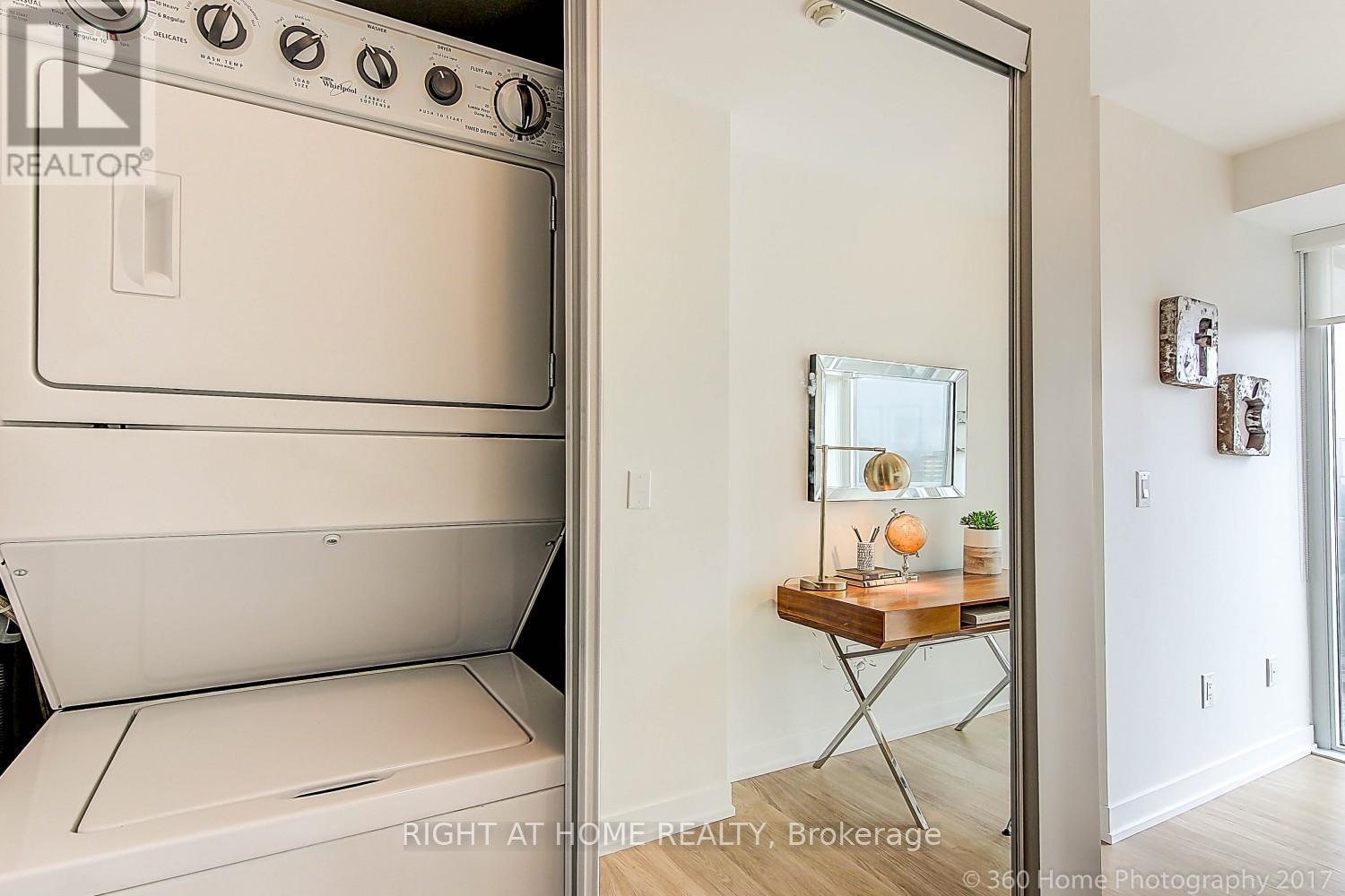 1613 - 105 George Street, Toronto, Ontario  M5A 2N4 - Photo 3 - C12854892