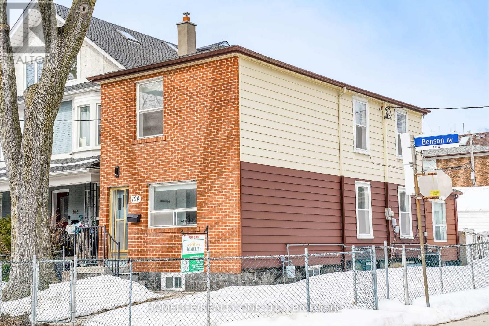 104 Benson Avenue, Toronto, Ontario  M6G 2J1 - Photo 2 - C12854906