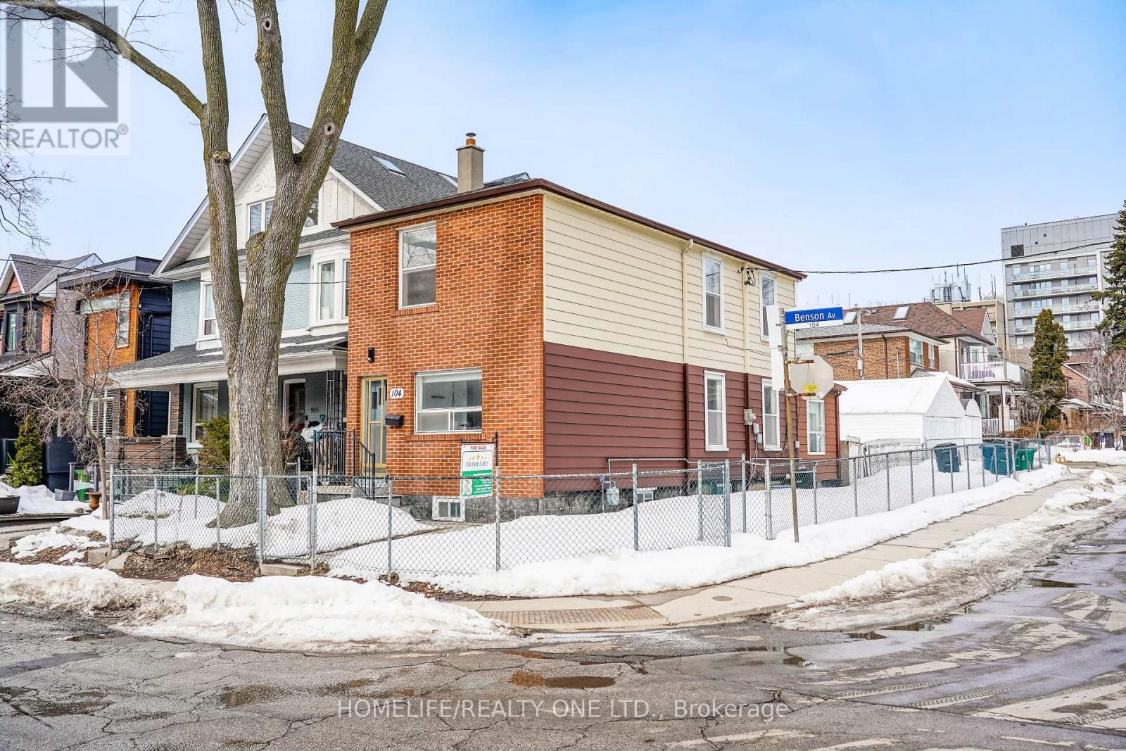 104 Benson Avenue, Toronto, Ontario  M6G 2J1 - Photo 3 - C12854906