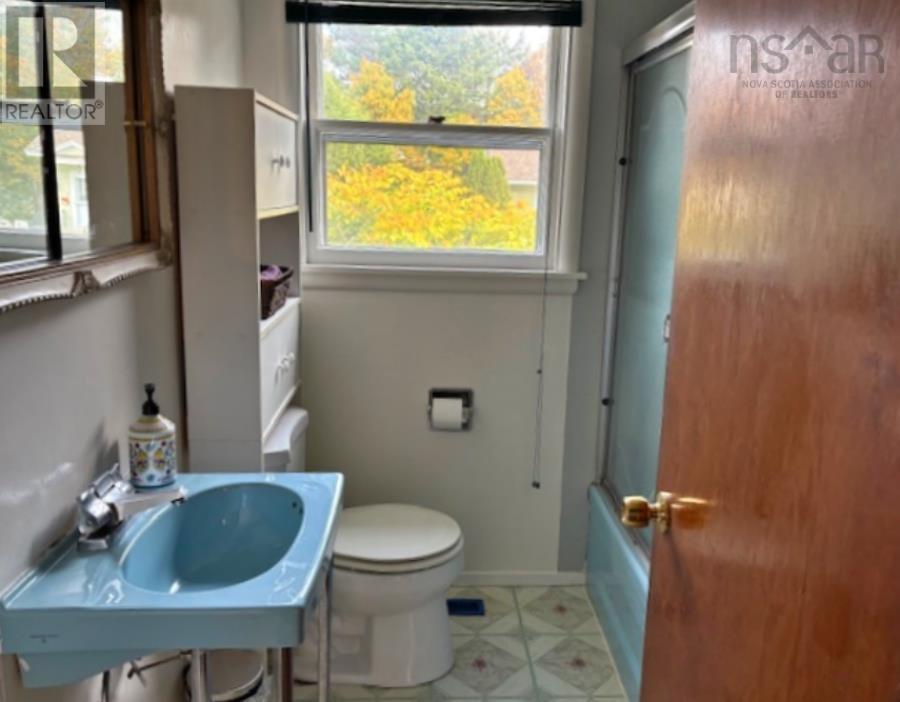 169 Crescent Street, Bridgewater, Nova Scotia  B4V 1L1 - Photo 11 - 202526697