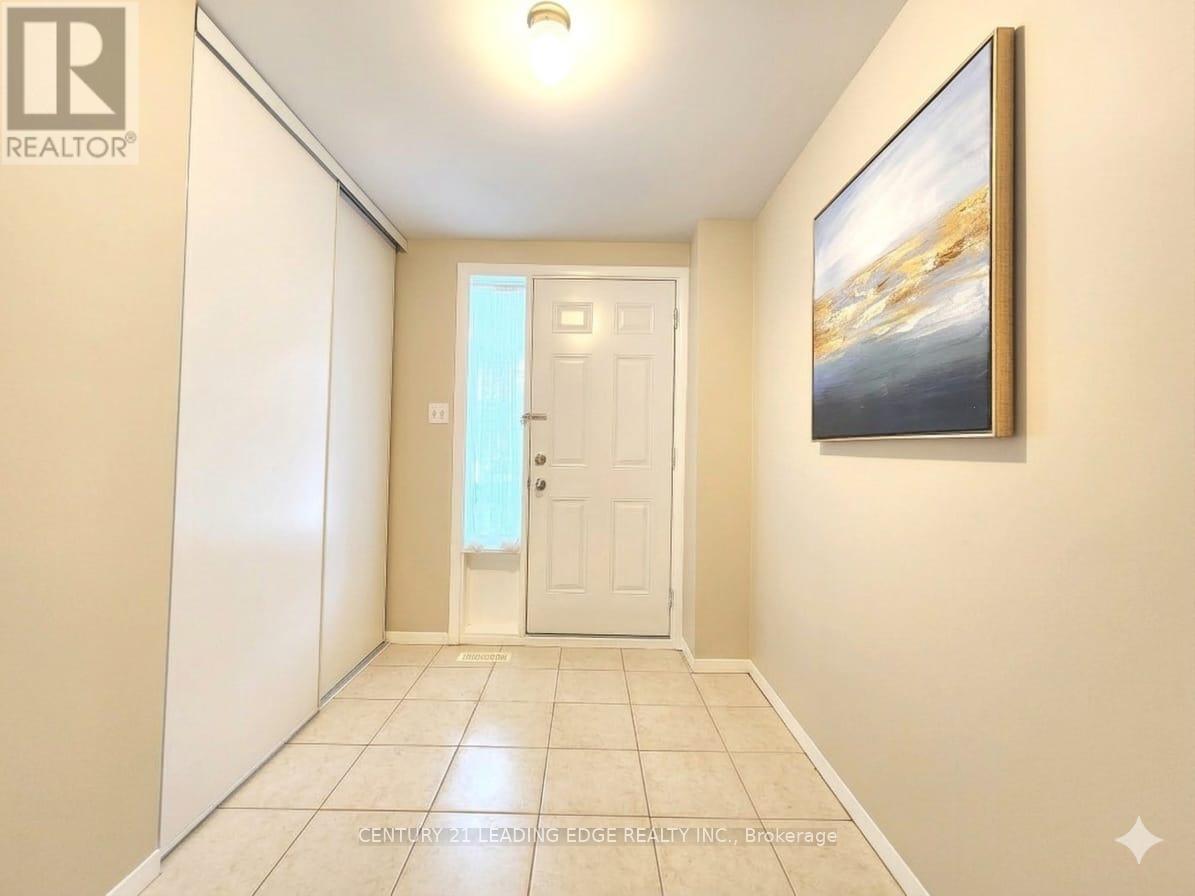 12 New Port Way, Markham, Ontario  L3T 2N2 - Photo 4 - N12854844