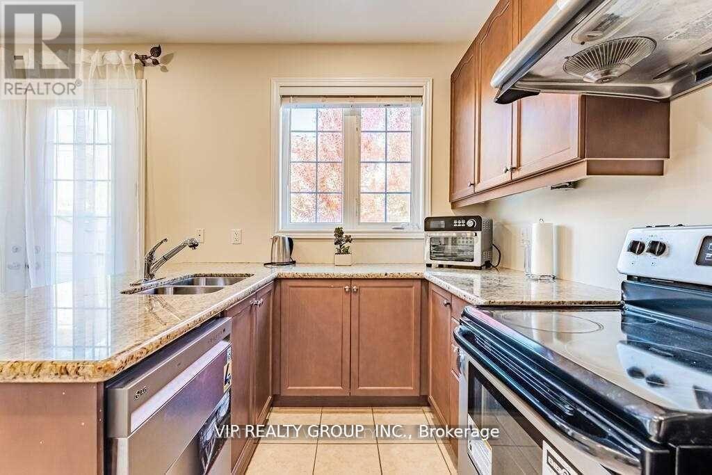 30 Lady Valentina Avenue, Vaughan (Patterson), Ontario  L6A 0E4 - Photo 2 - N12854874