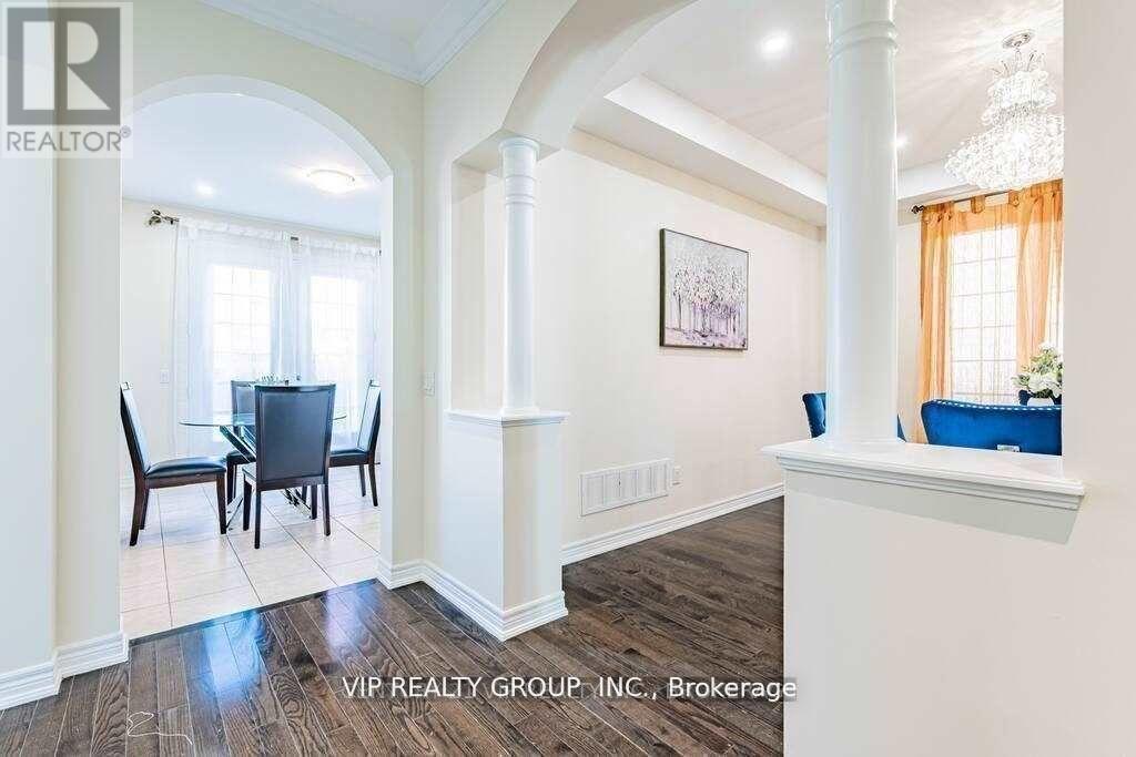 30 Lady Valentina Avenue, Vaughan (Patterson), Ontario  L6A 0E4 - Photo 3 - N12854874