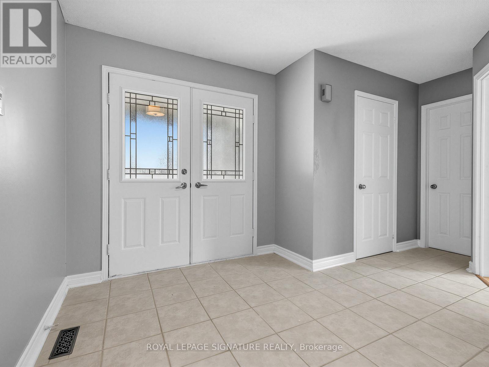 367 Salisbury Lane, Newmarket (Bristol-London), Ontario  L3Y 8A4 - Photo 3 - N12854890