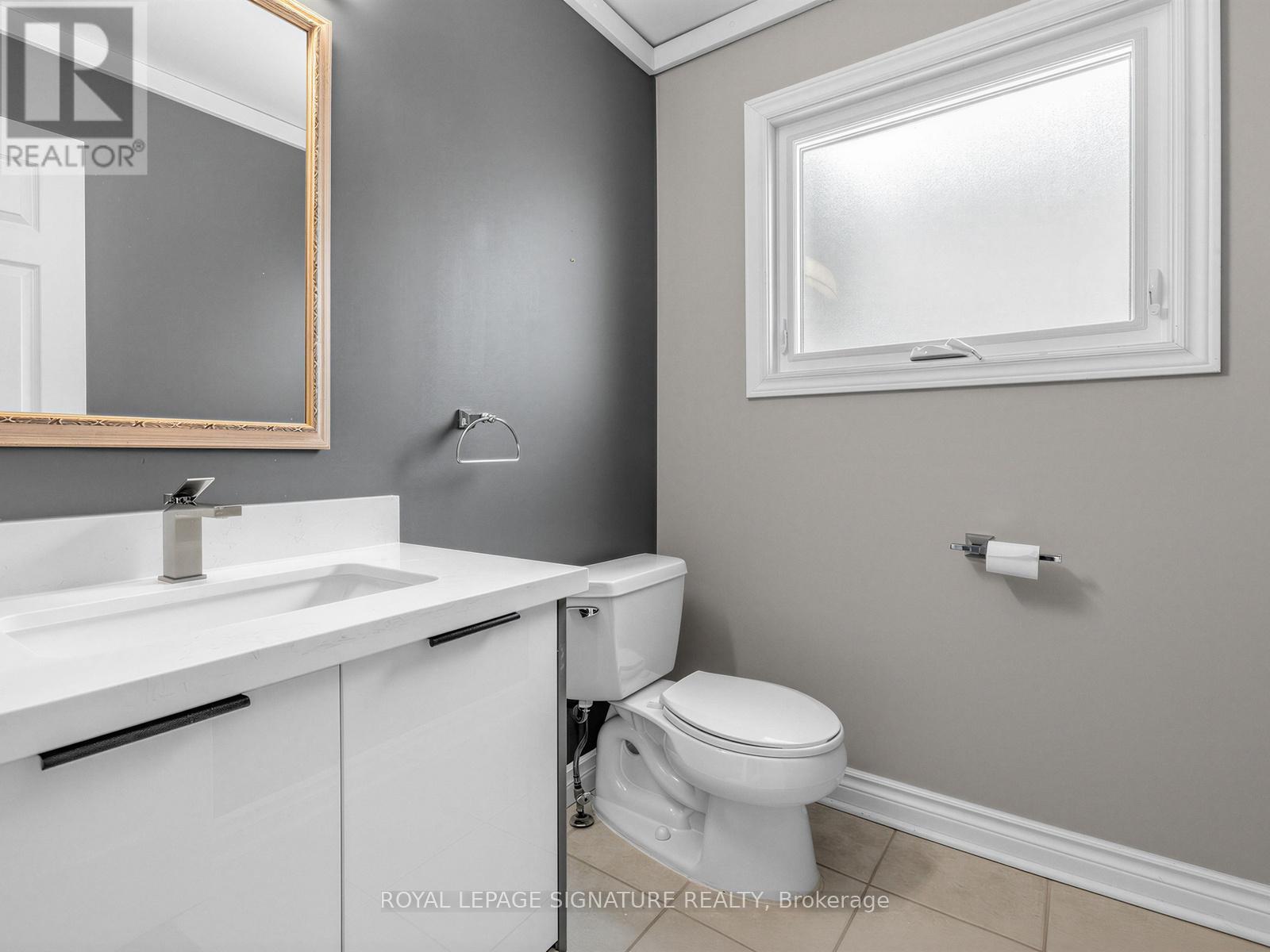 367 Salisbury Lane, Newmarket (Bristol-London), Ontario  L3Y 8A4 - Photo 4 - N12854890