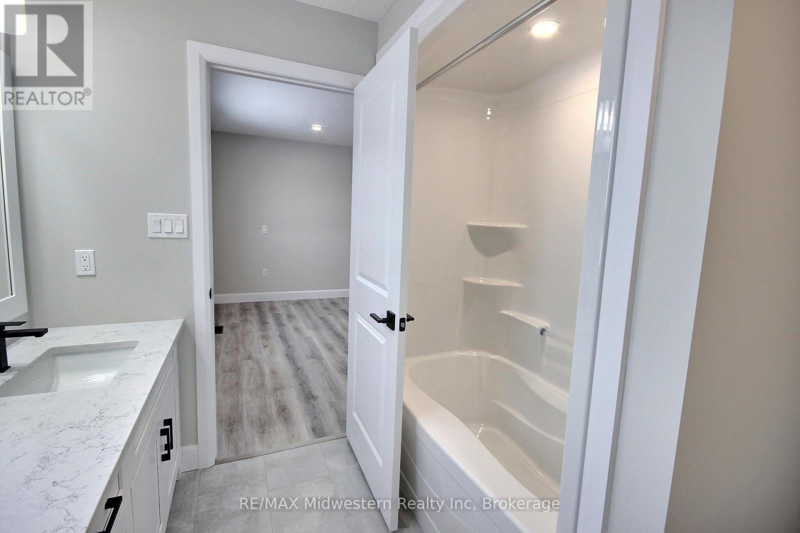 16 Roberts Street N, Huron East, Ontario  N0G 1B0 - Photo 14 - X12855106