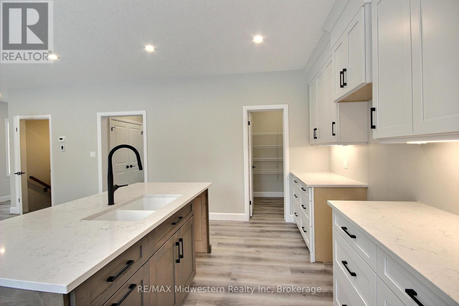 16 Roberts Street N, Huron East, Ontario  N0G 1B0 - Photo 4 - X12855106