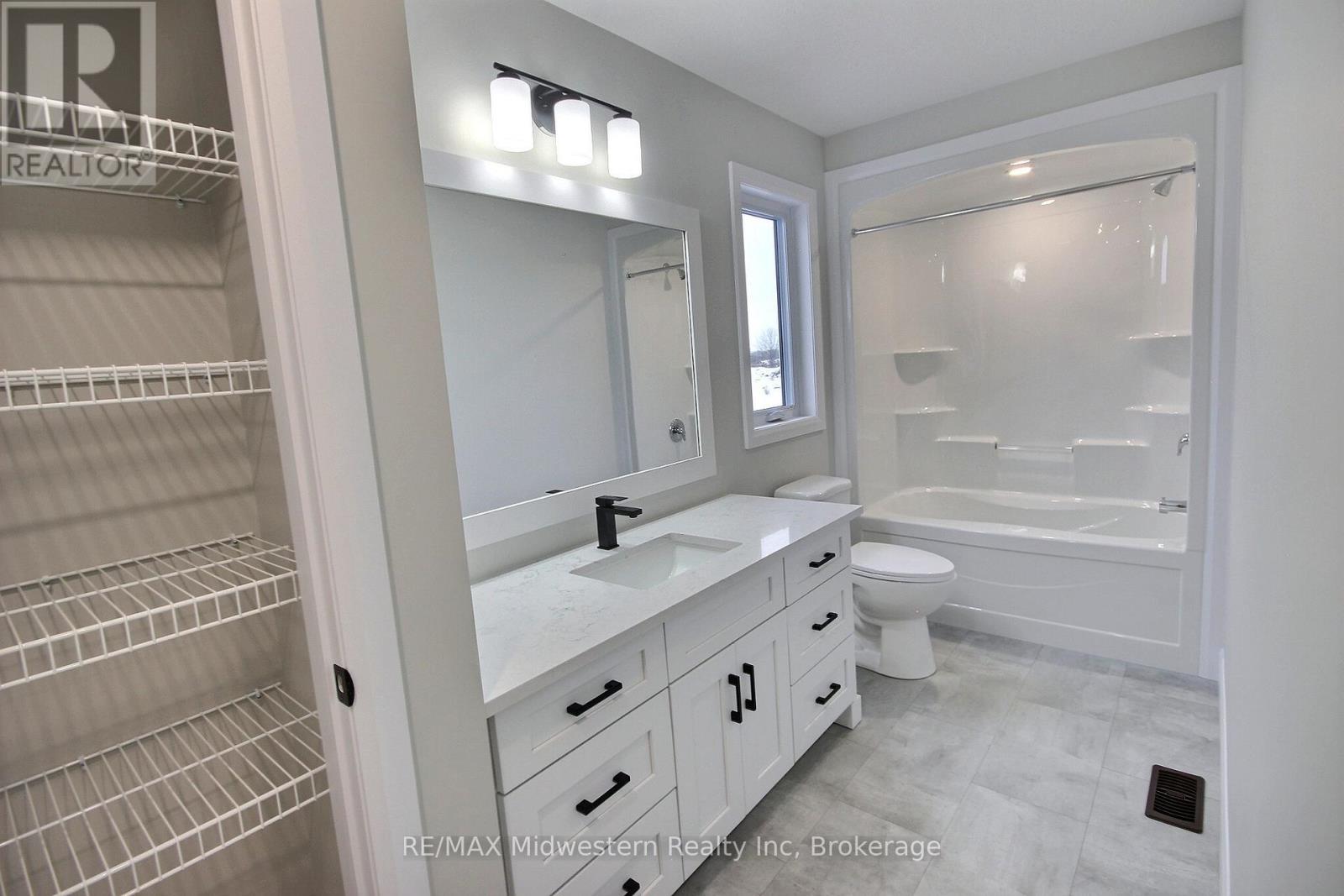 16 Roberts Street N, Huron East, Ontario  N0G 1B0 - Photo 8 - X12855106