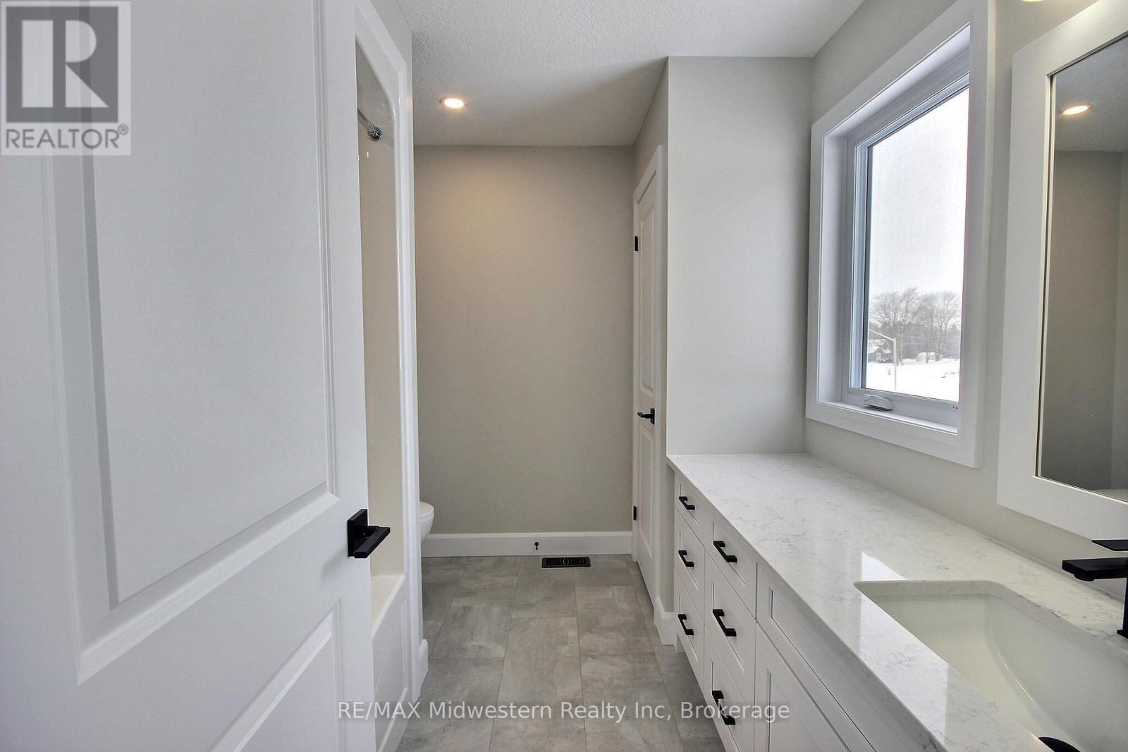 14 Roberts Street N, Huron East, Ontario  N0G 1B0 - Photo 9 - X12855152