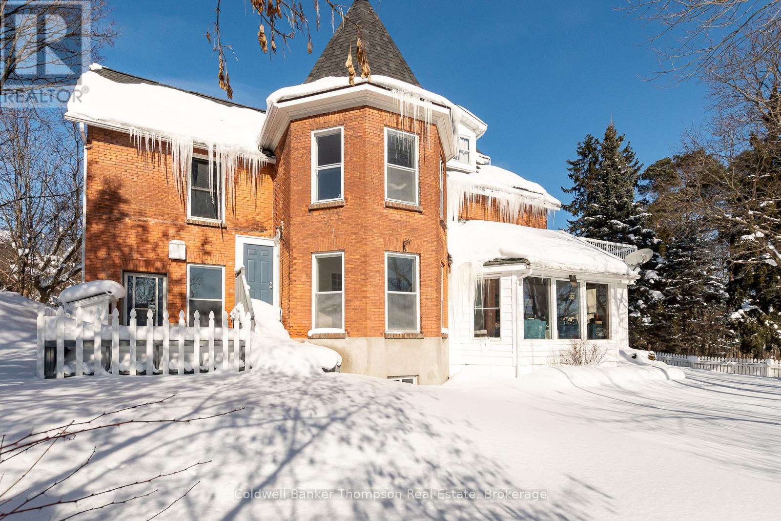 <div class="slider-price">$1,699,900</div><p>17 West Street N, Huntsville, Ontario</p>