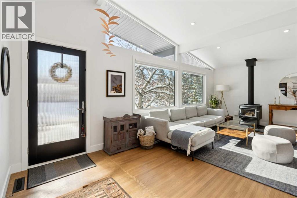 2440 Cherokee Drive Nw, Calgary, Alberta  T2L 0X7 - Photo 4 - A2290263