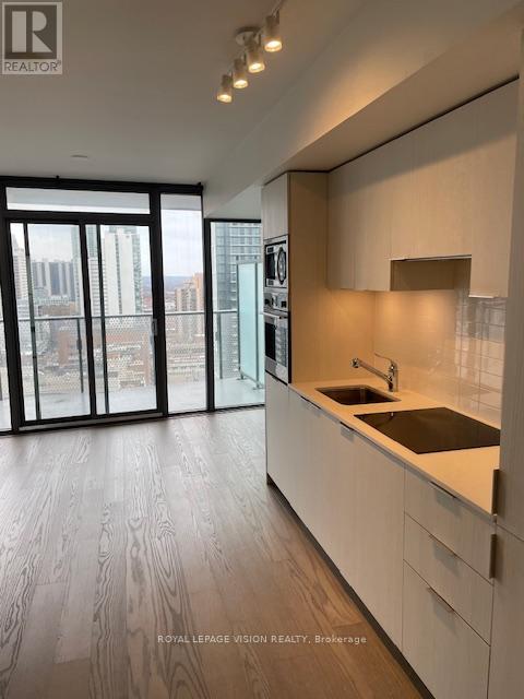 1701 - 11 Wellesley Street W, Toronto (Bay Street Corridor), Ontario  M4Y 0G4 - Photo 11 - C12855162