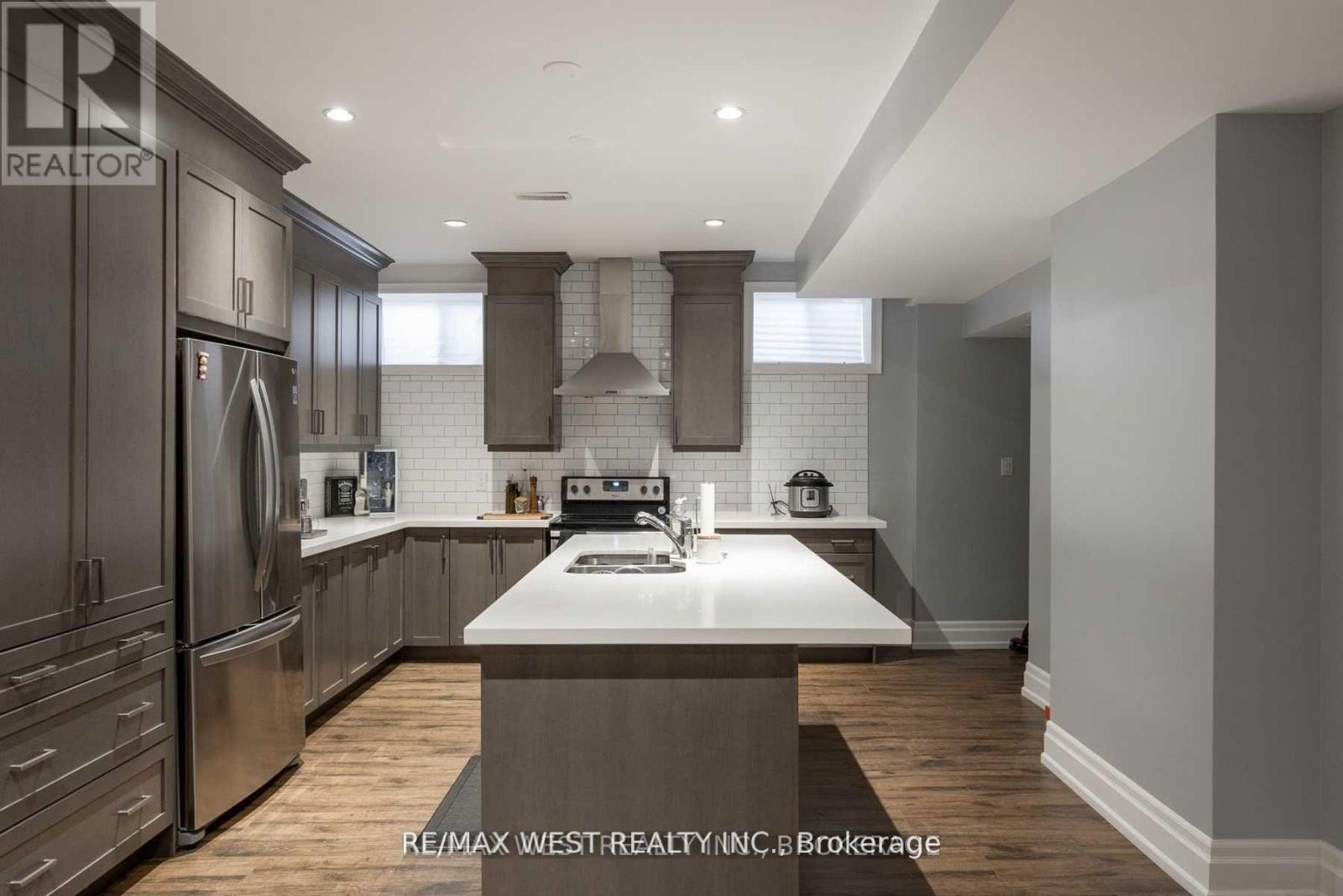 106 Port Royal Avenue, Vaughan (Kleinburg), Ontario  L4H 4K6 - Photo 6 - N12854968