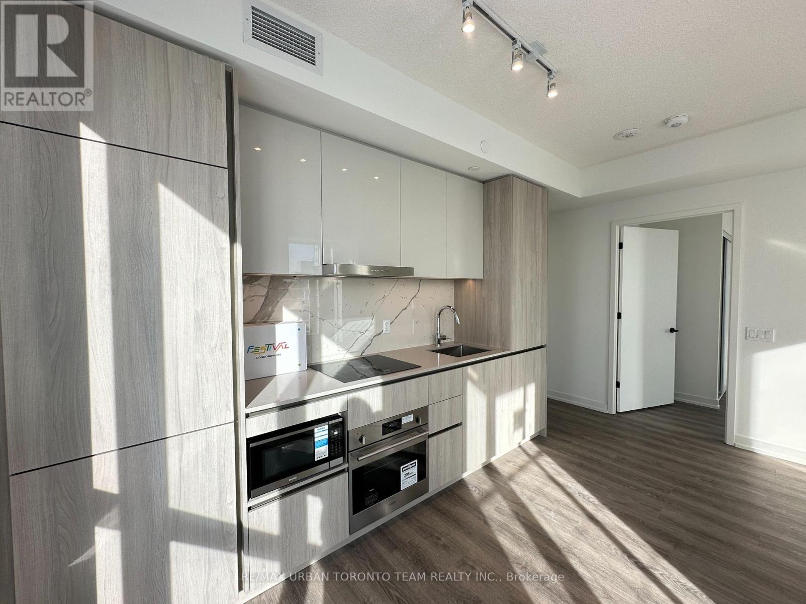 517 - 8 Interchange Way, Vaughan, Ontario  L4K 5Z7 - Photo 3 - N12854970