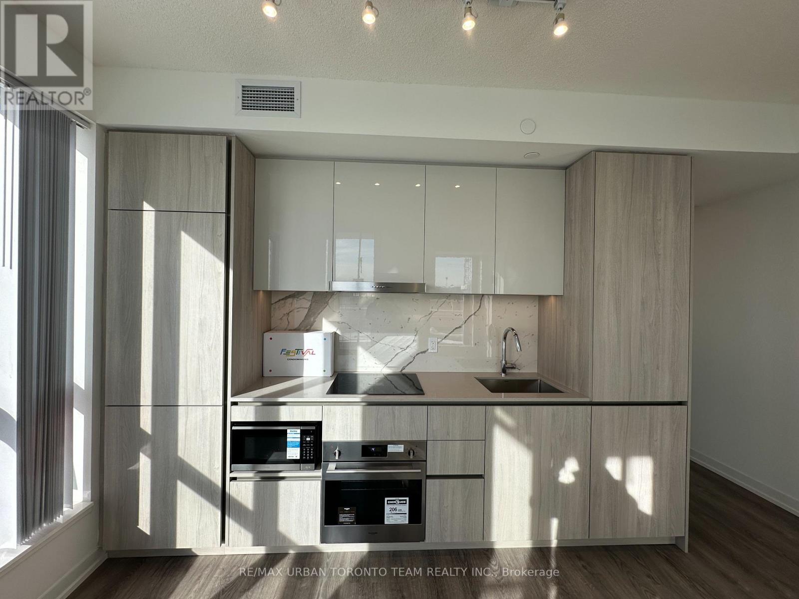 517 - 8 Interchange Way, Vaughan, Ontario  L4K 5Z7 - Photo 4 - N12854970