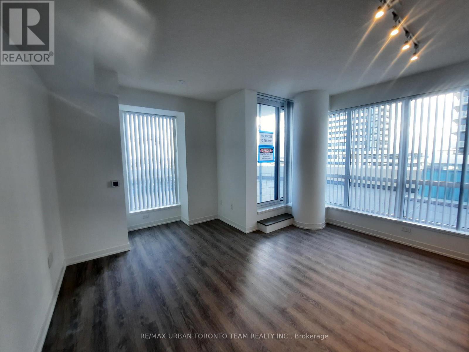 517 - 8 Interchange Way, Vaughan, Ontario  L4K 5Z7 - Photo 8 - N12854970