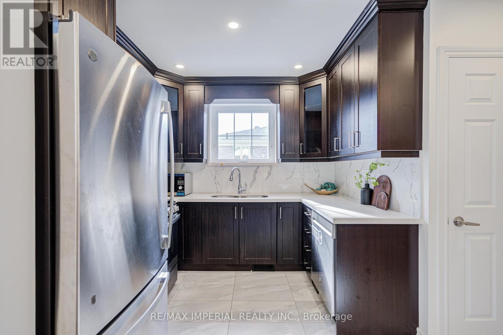 254 Browndale Crescent, Richmond Hill (Crosby), Ontario  L4C 3J1 - Photo 10 - N12854982