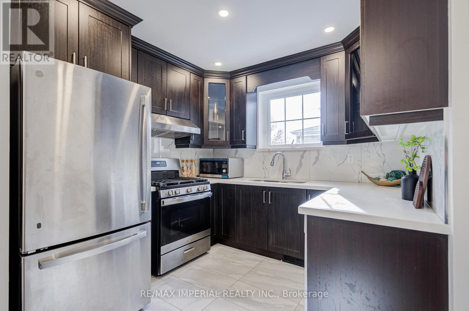 254 Browndale Crescent, Richmond Hill (Crosby), Ontario  L4C 3J1 - Photo 9 - N12854982