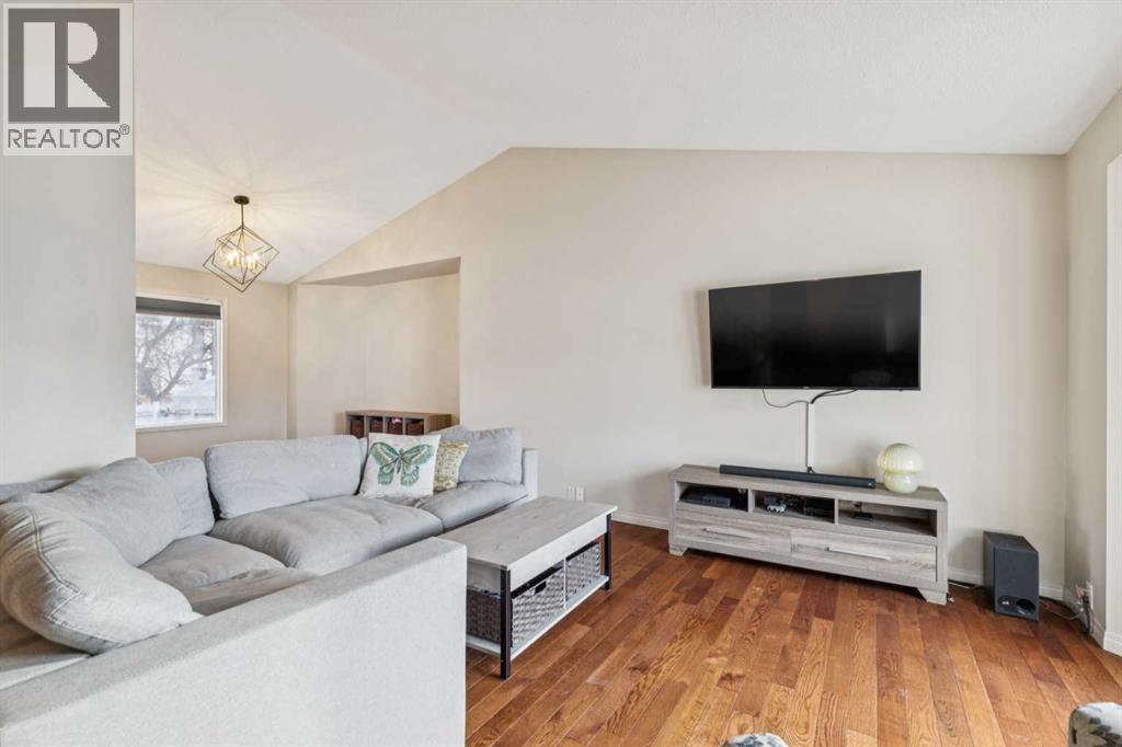 124 Woodmark Crescent Sw, Calgary, Alberta  T2W 4Z2 - Photo 3 - A2281355