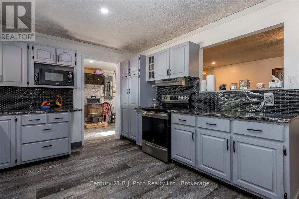 2286 Flos 10 Road, Springwater, Ontario  L0L 1P0 - Photo 9 - S12855224