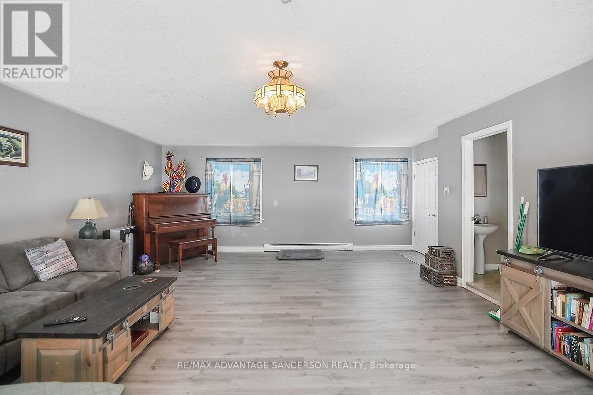 8201 Observatory Drive, Lucan Biddulph, Ontario  N0M 1V0 - Photo 28 - X12855326