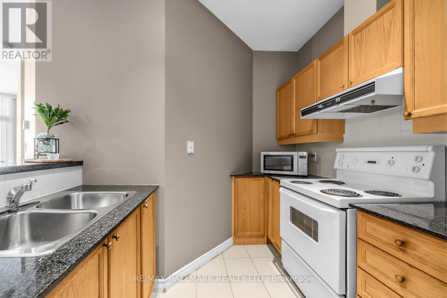 724 - 1 Leaside Park Drive, Toronto, Ontario  M4H 1R1 - Photo 14 - C12847294
