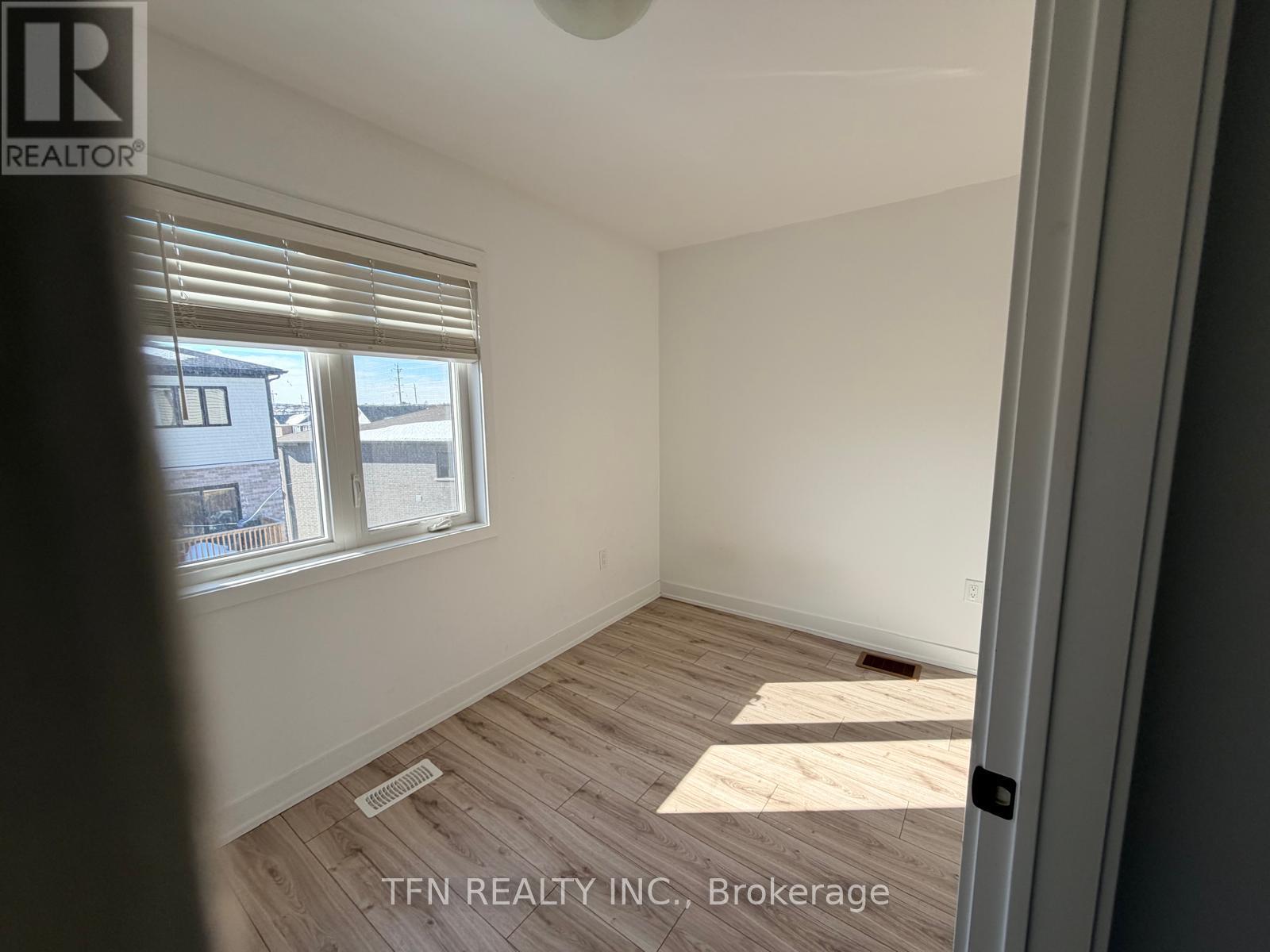 25 Pumpkin Corner Crescent, Barrie, Ontario  L9J 0C2 - Photo 17 - S12814036