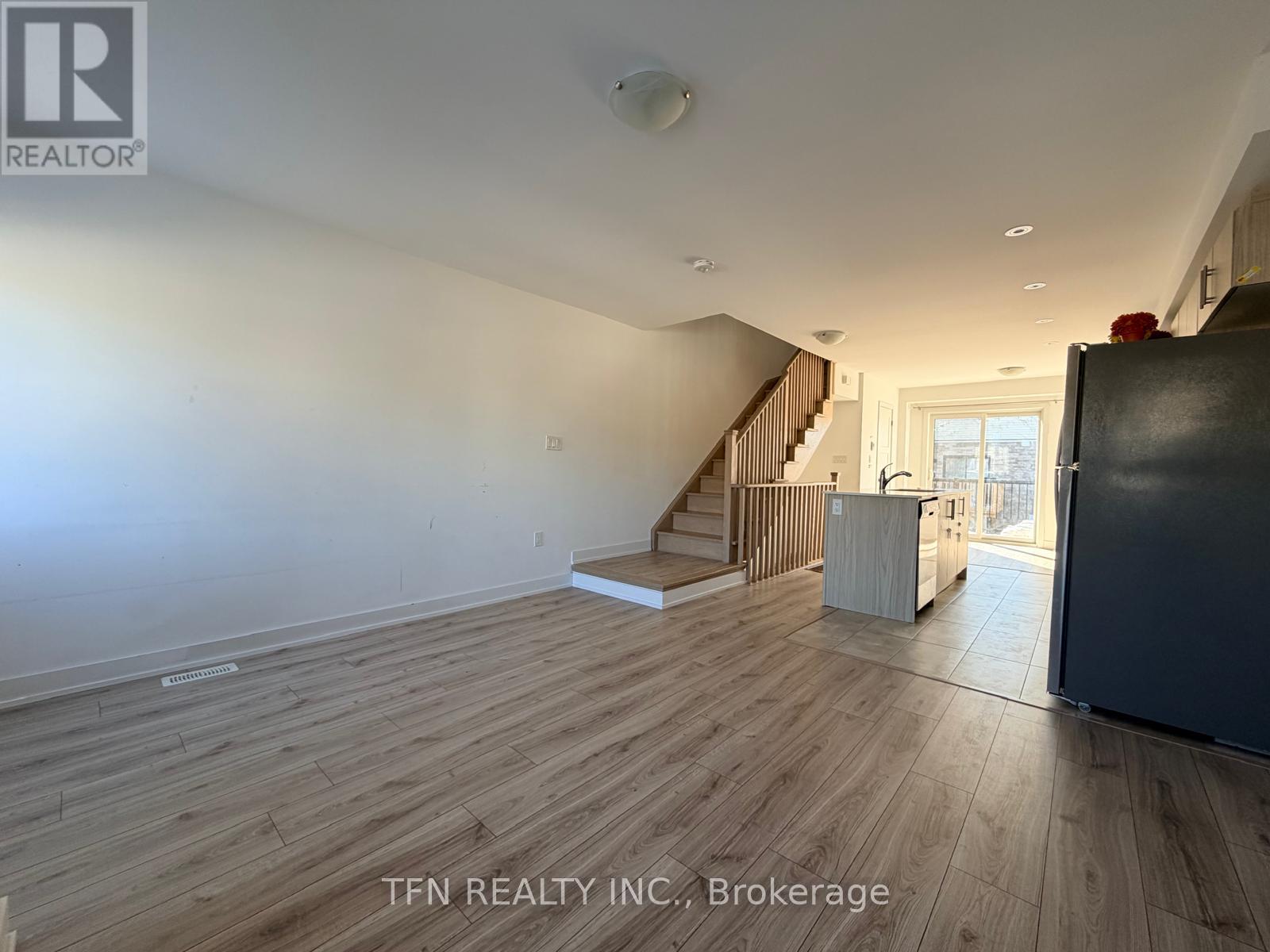 25 Pumpkin Corner Crescent, Barrie, Ontario  L9J 0C2 - Photo 7 - S12814036