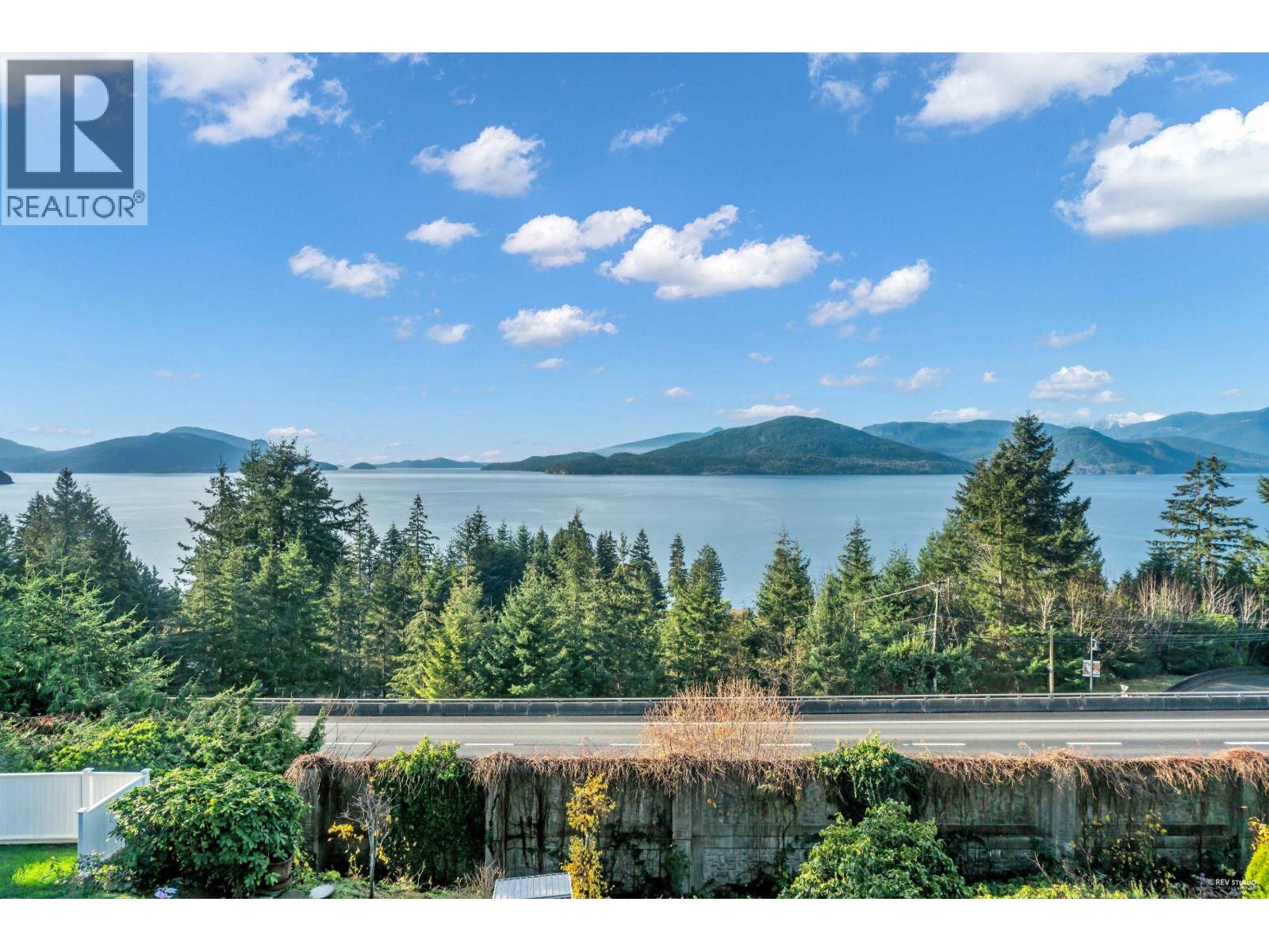 432 Crosscreek Road, Lions Bay, British Columbia  V0V 0V0 - Photo 3 - R3096936