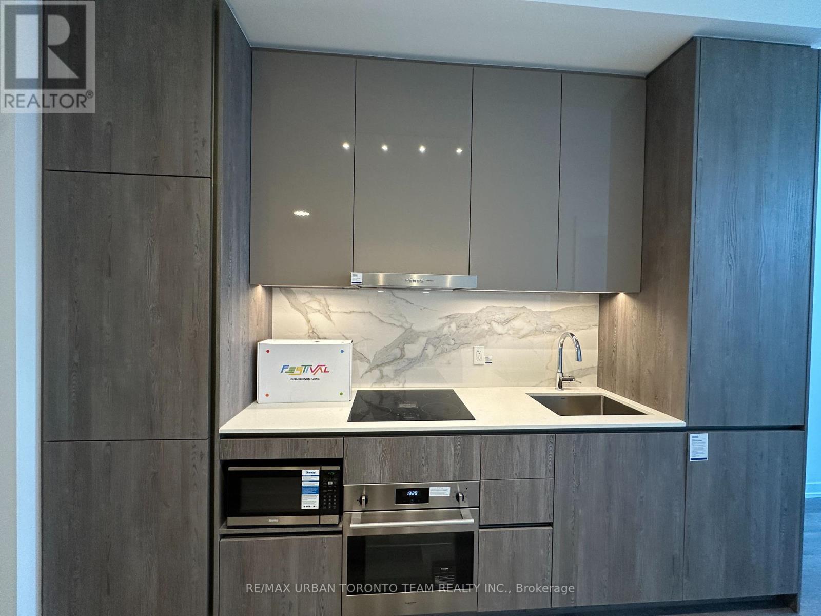 606 - 8 Interchange Way, Vaughan, Ontario  L4K 5Z7 - Photo 3 - N12855234