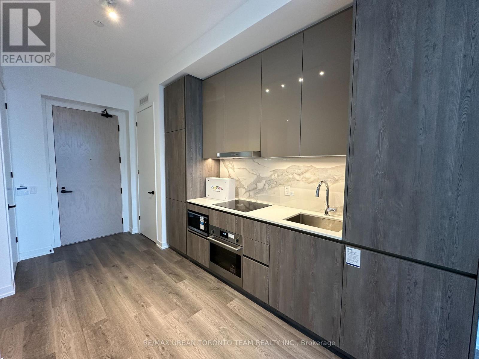 606 - 8 Interchange Way, Vaughan, Ontario  L4K 5Z7 - Photo 4 - N12855234