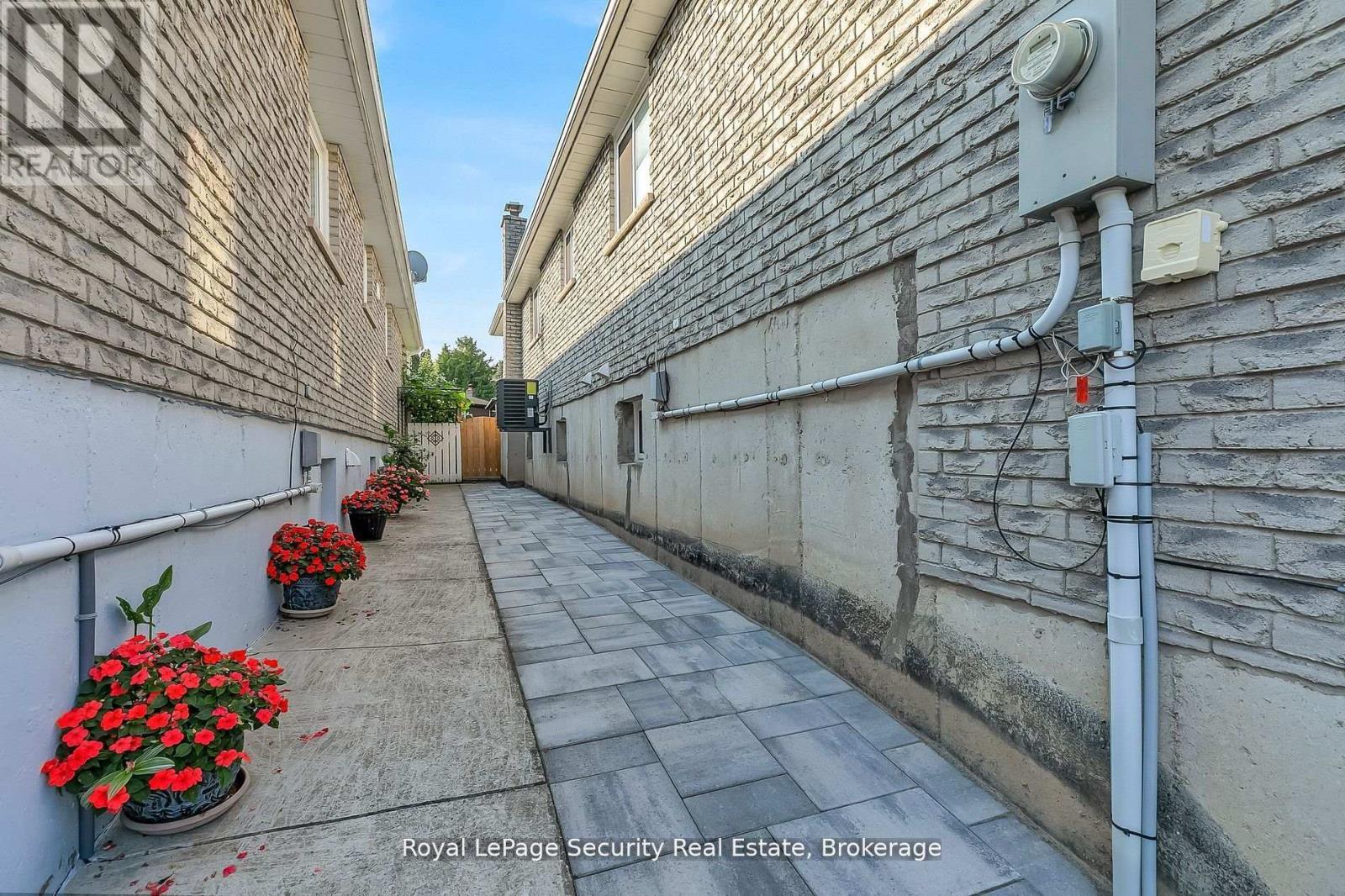 479 Britannia Avenue, Bradford West Gwillimbury (Bradford), Ontario  L3Z 2C9 - Photo 3 - N12855332