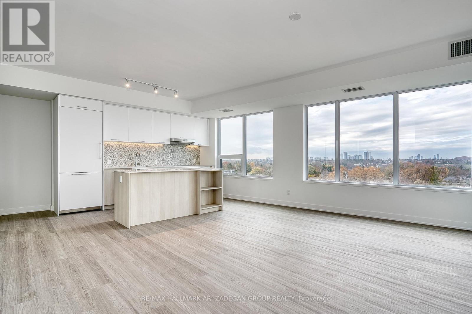 805 - 8188 Yonge Street, Vaughan (Uplands), Ontario  L4J 1W5 - Photo 2 - N12855338