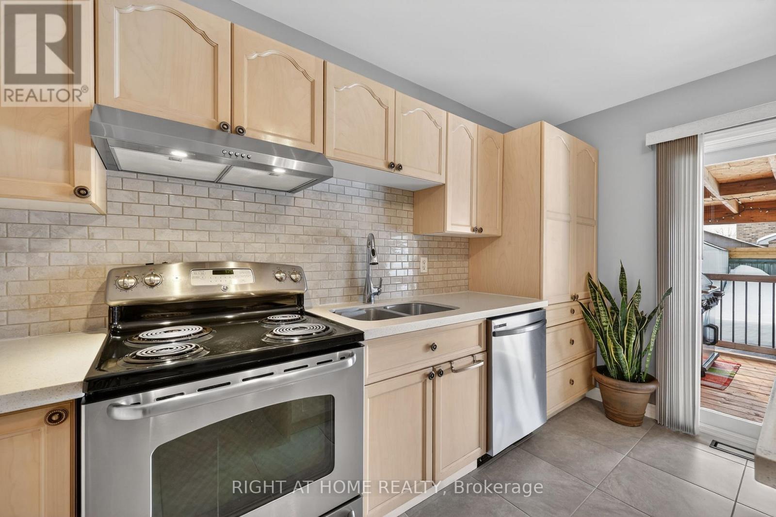 102 Monique Crescent, Barrie (East Bayfield), Ontario  L4M 6Y5 - Photo 16 - S12855310