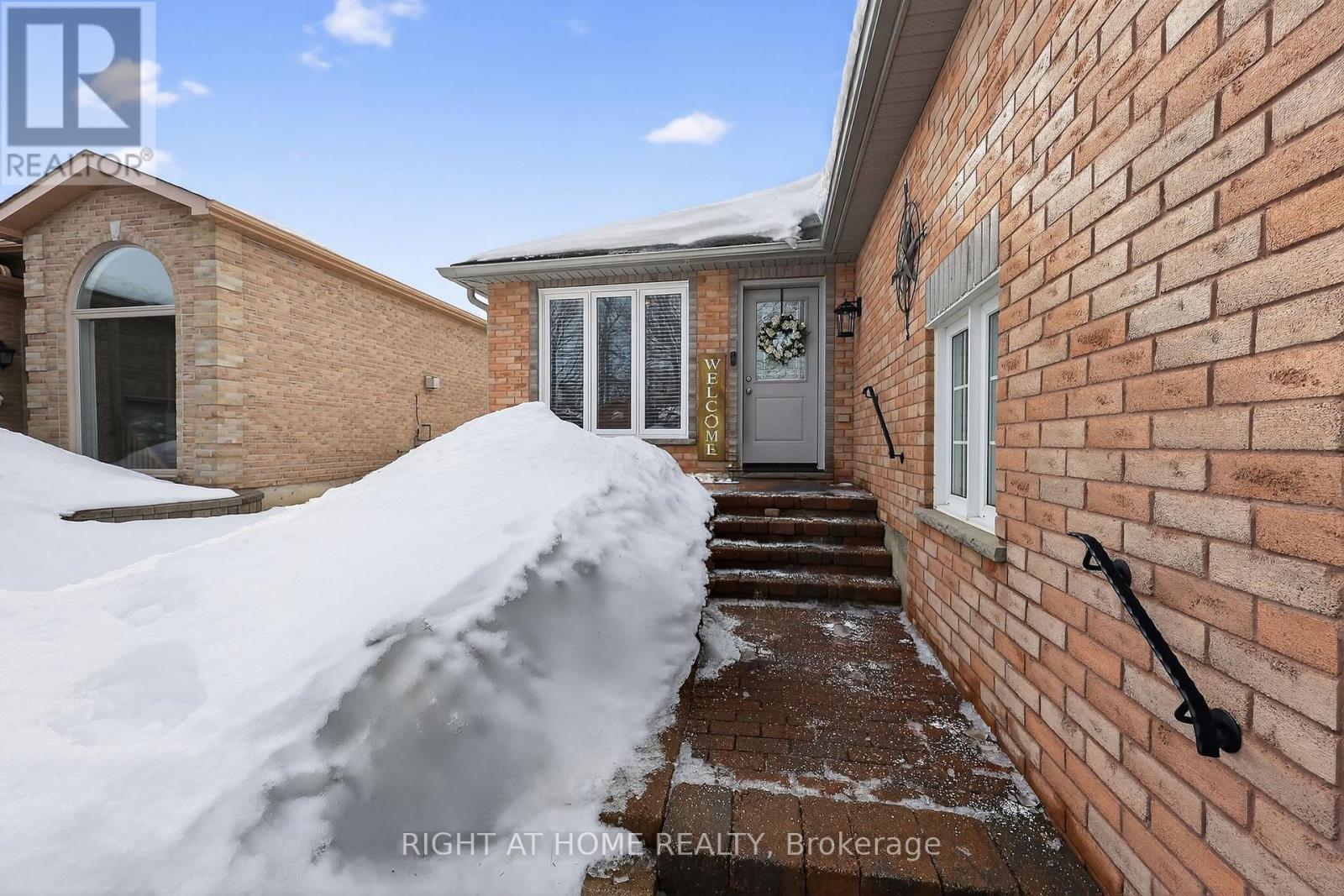 102 Monique Crescent, Barrie (East Bayfield), Ontario  L4M 6Y5 - Photo 3 - S12855310