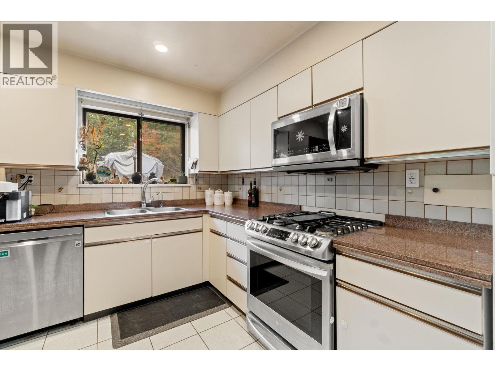 3278 Coy Avenue, Coquitlam, British Columbia  V3E 3H3 - Photo 8 - R3075834