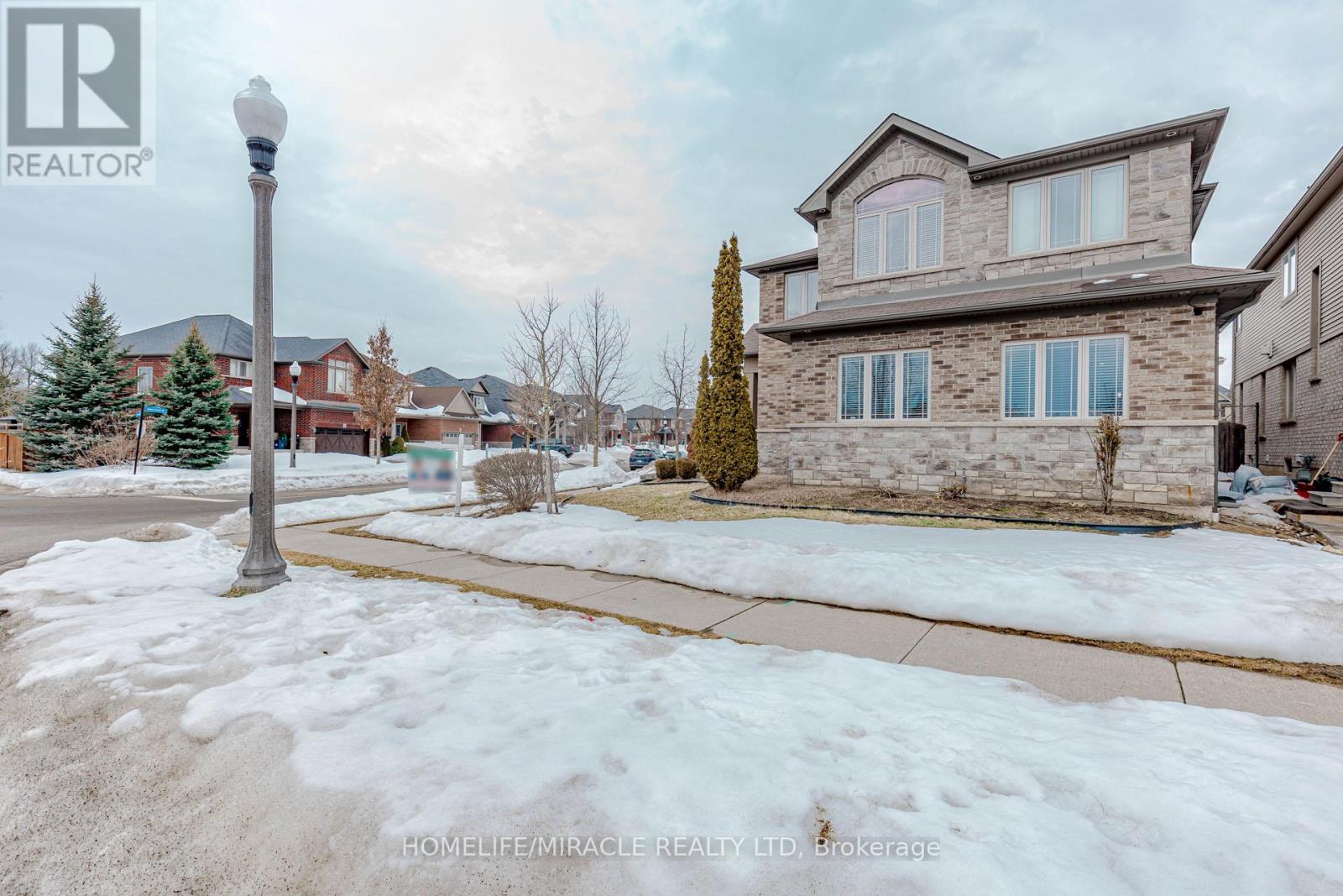2 Doon Creek Street, Kitchener, Ontario  N2P 2R3 - Photo 2 - X12855324