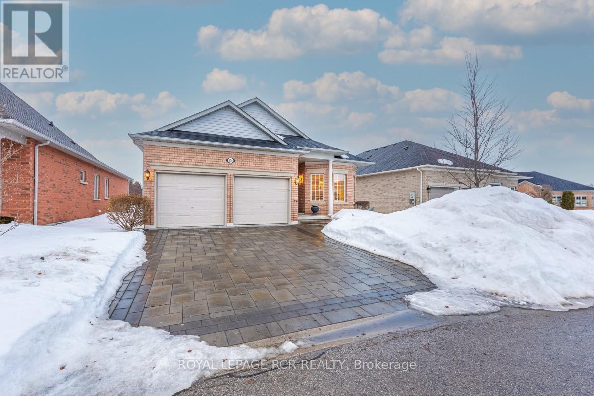 109 Couples Gallery, Whitchurch-Stouffville (Ballantrae), Ontario  L4A 1M8 - Photo 2 - N12853958