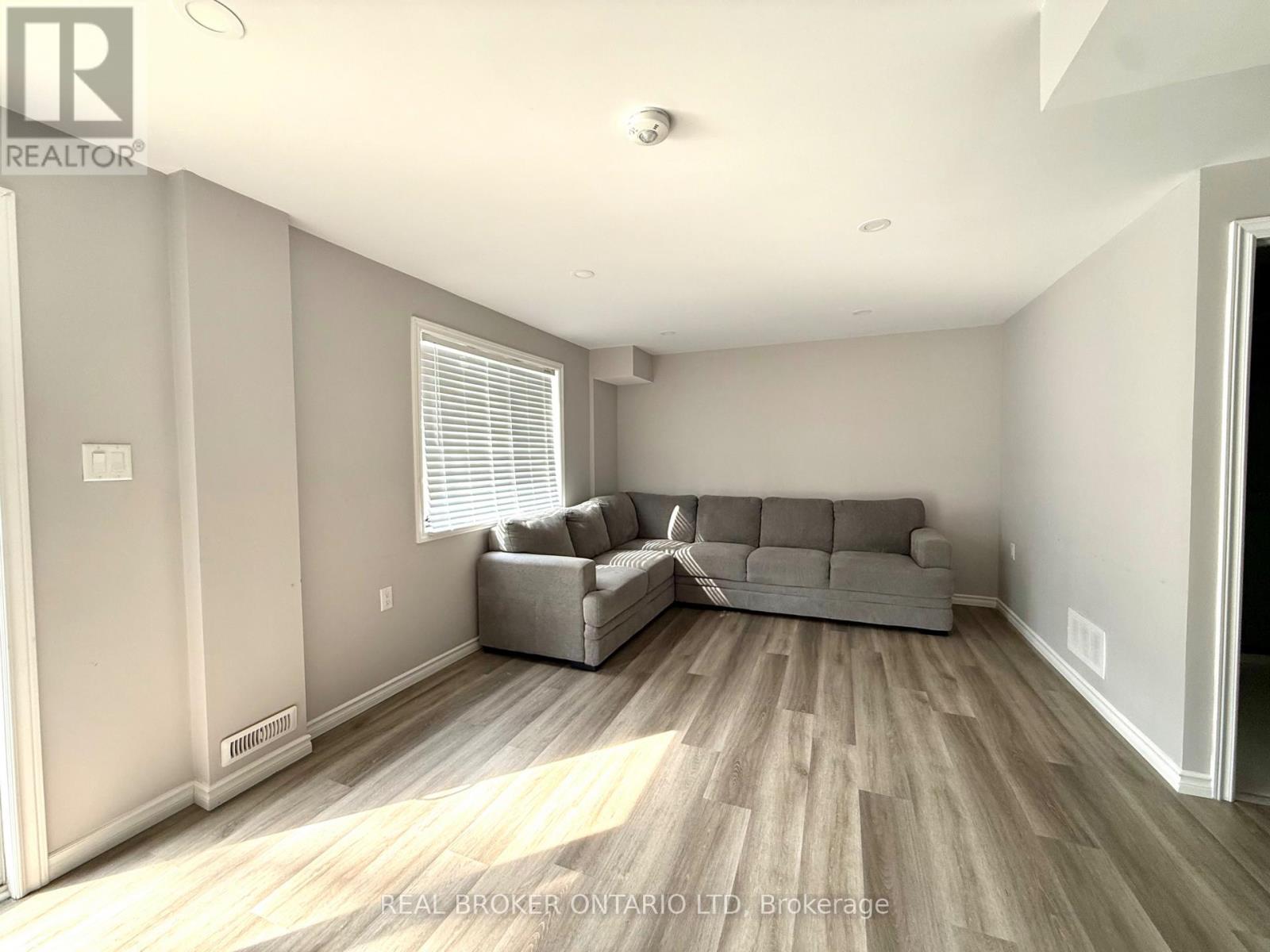 8 Alexander Circle, Strathroy-Caradoc, Ontario  N7G 0B4 - Photo 18 - X12847490