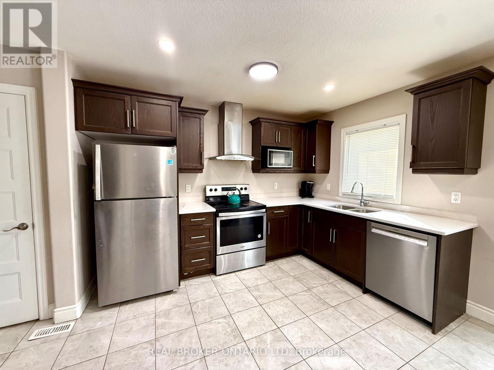 8 Alexander Circle, Strathroy-Caradoc, Ontario  N7G 0B4 - Photo 7 - X12847490