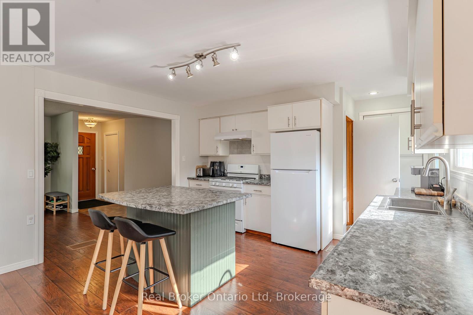 394 Queen Street N, West Grey, Ontario  N0G 1R0 - Photo 14 - X12853650