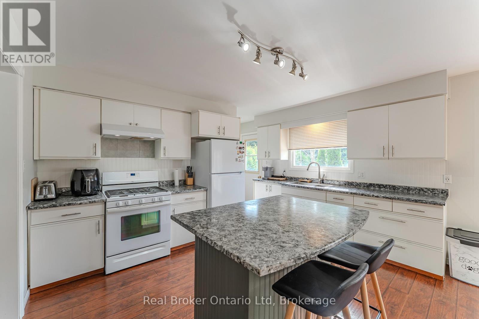 394 Queen Street N, West Grey, Ontario  N0G 1R0 - Photo 13 - X12853650