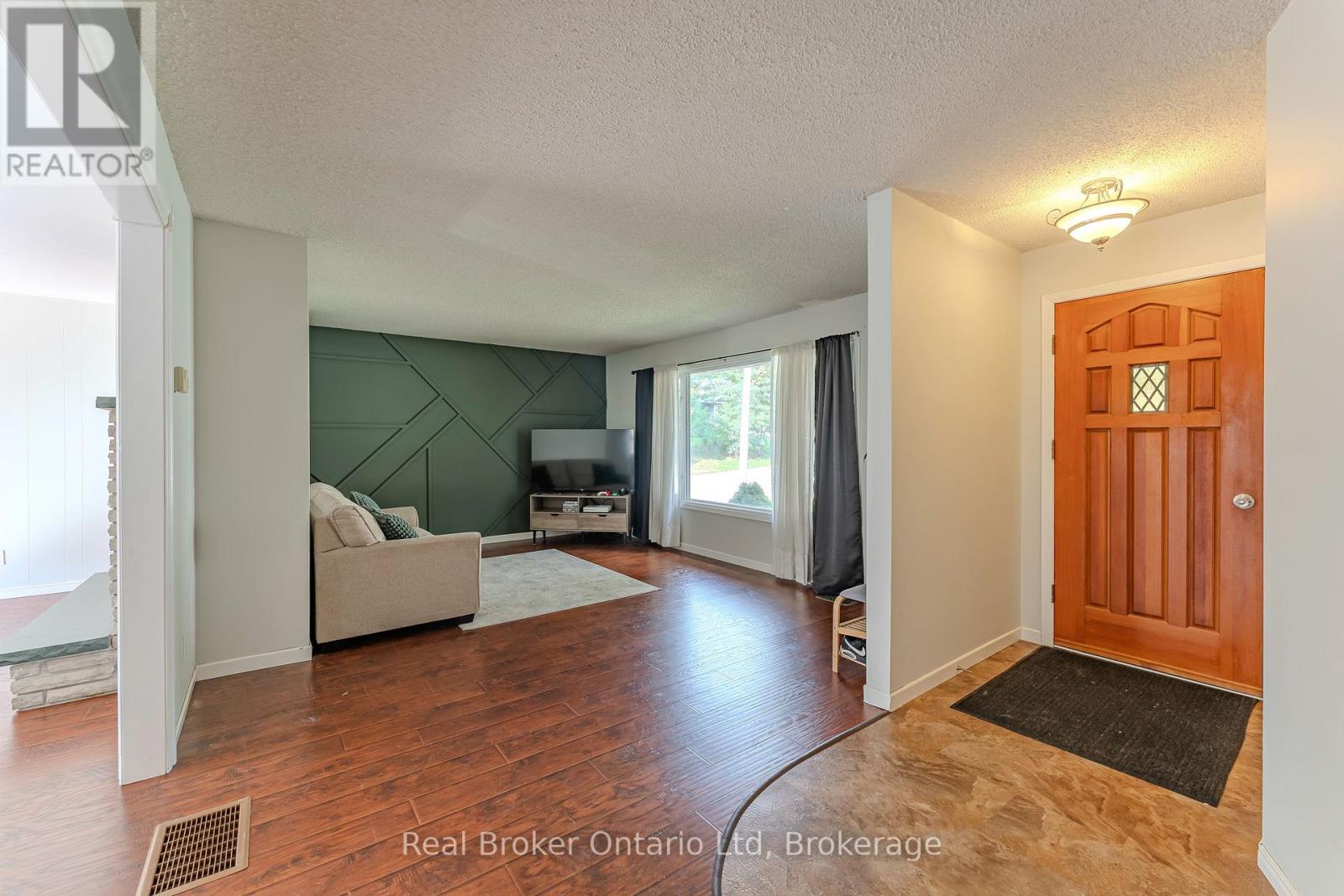 394 Queen Street N, West Grey, Ontario  N0G 1R0 - Photo 9 - X12853650